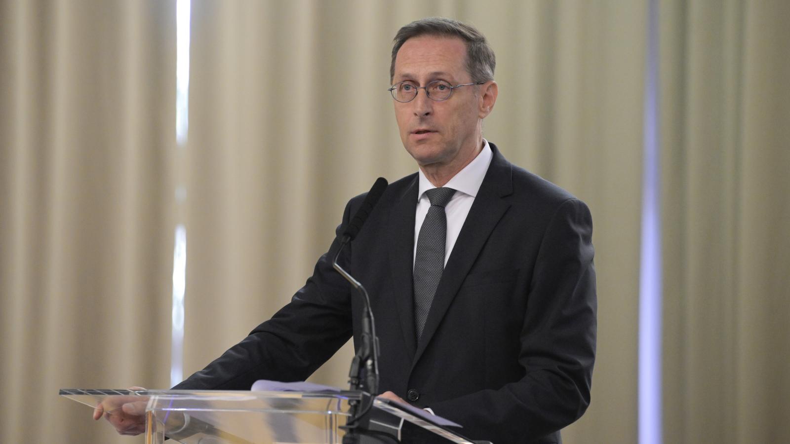 Varga Mihály, a Magyar Nemzeti Bank elnöke beszédet mond a 64. Közgazdász-vándorgyűlés nyitó plenáris ülésén a Hotel Eger konferenciatermében 2026. szeptember 10-én