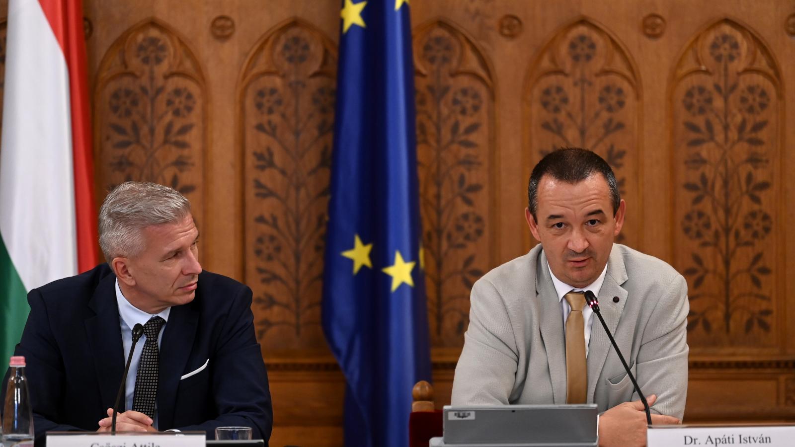 Apáti István, a testület Mi Hazánk párti alelnök (j) és Csőszi Attila, a vizsgálóbizottság Tisza párti elnöke a Magyar Nemzeti Bank (MNB) működésével kapcsolatos visszaéléseket feltáró országgyűlési vizsgálóbizottság ülésén az Országház Tisza Kálmán termé