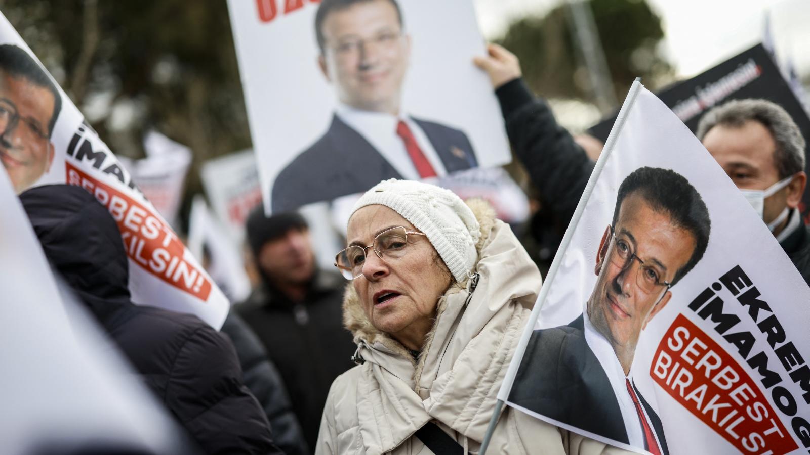 Törökországban számos tüntetést tartottak a bebörtönzött Imamoglu támogatására