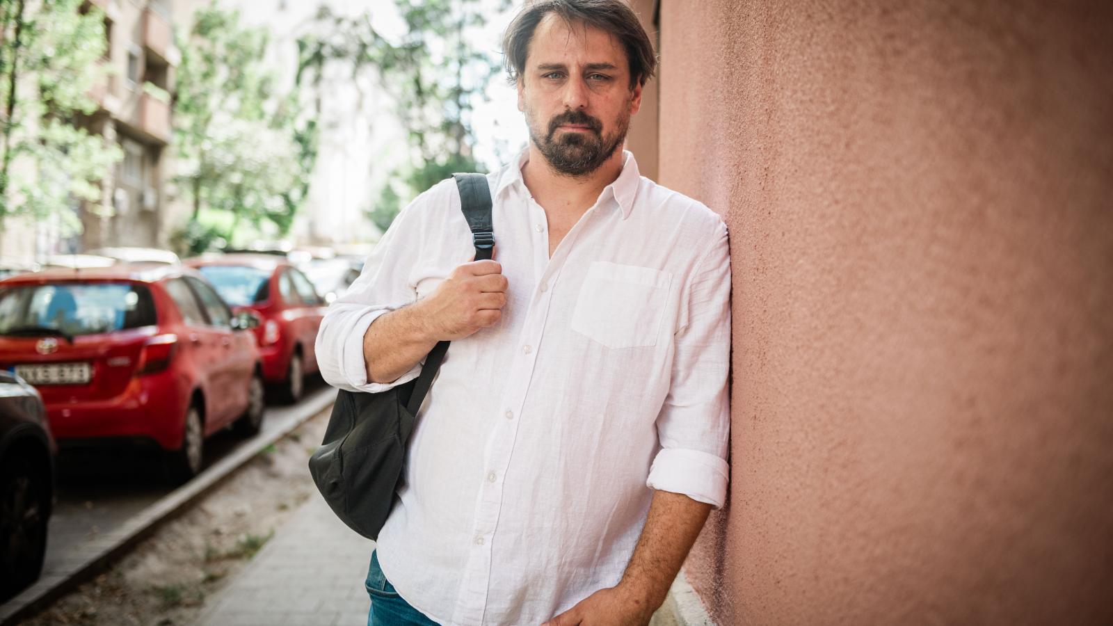 "Az utóbbi években azt vettem észre, hogy az emberek – legyen szó bármilyen oldal szimpatizánsairól – a beszélgetések hevében egyre indulatosabban gyűlölnek vagy szeretnek valakit, akkor mindig megpróbálom kívülállóként árnyalni a kérdéseket."