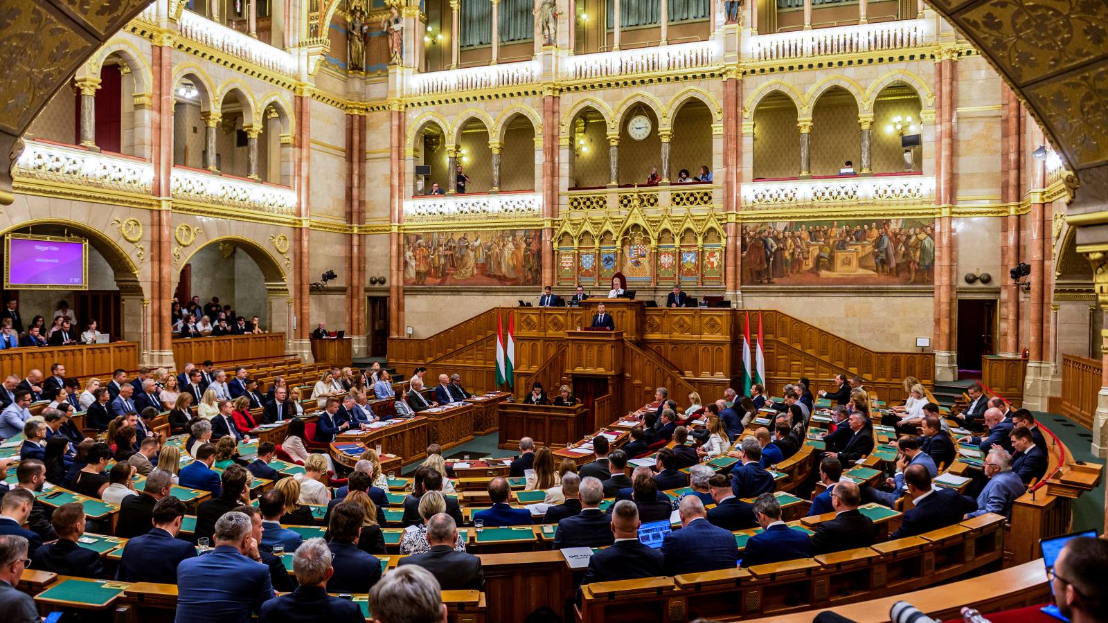 A parlament gyorsan fogadhat el törvényeket, de nehézséget jelent például, hogy több minisztérium teljesen új szerkezetben kezdett dolgozni