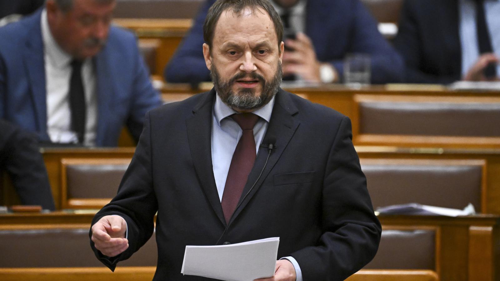 Kármán András pénzügyminiszter felszólal az üzemanyag-áremelkedésre tekintettel nyújtott támogatásokkal összefüggő intézkedésekről és kapcsolódó törvények módosításáról szóló vitában az Országgyűlés plenáris ülésén 2026. szeptember 15-én