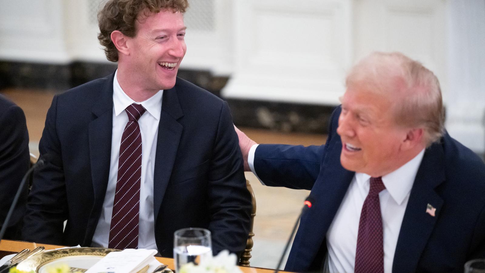 Mark Zuckerberg, a Meta vezére Donald Trump elnökhöz csatlakozott azzal a véleményével, hogy nem kellene lassítani az AI-modellek kiadásának ütemét
