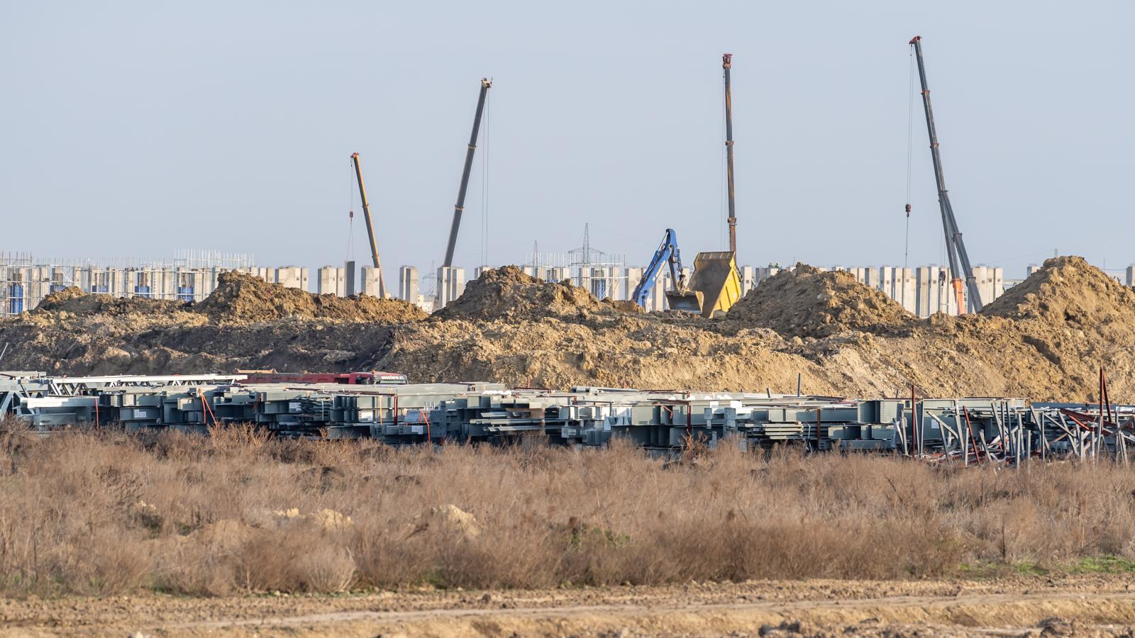 Az épülő BYD gyár Szeged határában 2025-ben 