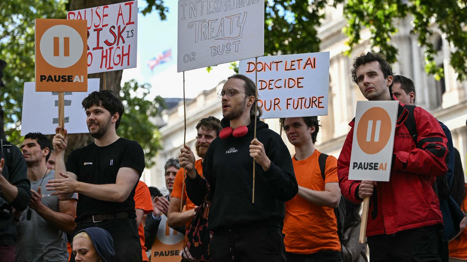 A napokban az AI ellen tüntettek az Egyesült Királyságban: "Ne hagyjuk, hogy a mesterséges intelligencia döntsön a jövőnkről", szerepel az egyik transzparensen