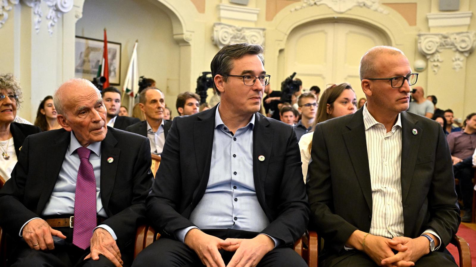 Gömöri György, irodalomtörténész, költõ, emeritus kutató, Karácsony Gergely fõpolgármester és Tarr Zoltán, a társadalmi kapcsolatokért és kultúráért felelõs miniszter a csütörtöki konferencián