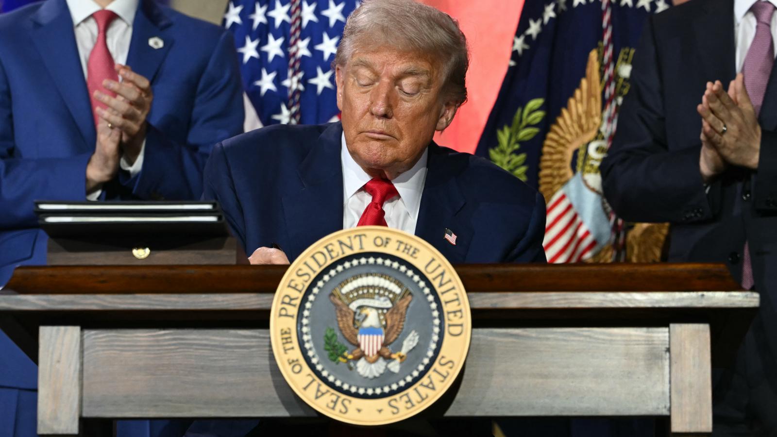 Donald Trump aláírja a "Winning at AI Race" című elnöki rendeletét július 23-án Washingtonban, az Andrew W. Mellon Auditoriumban