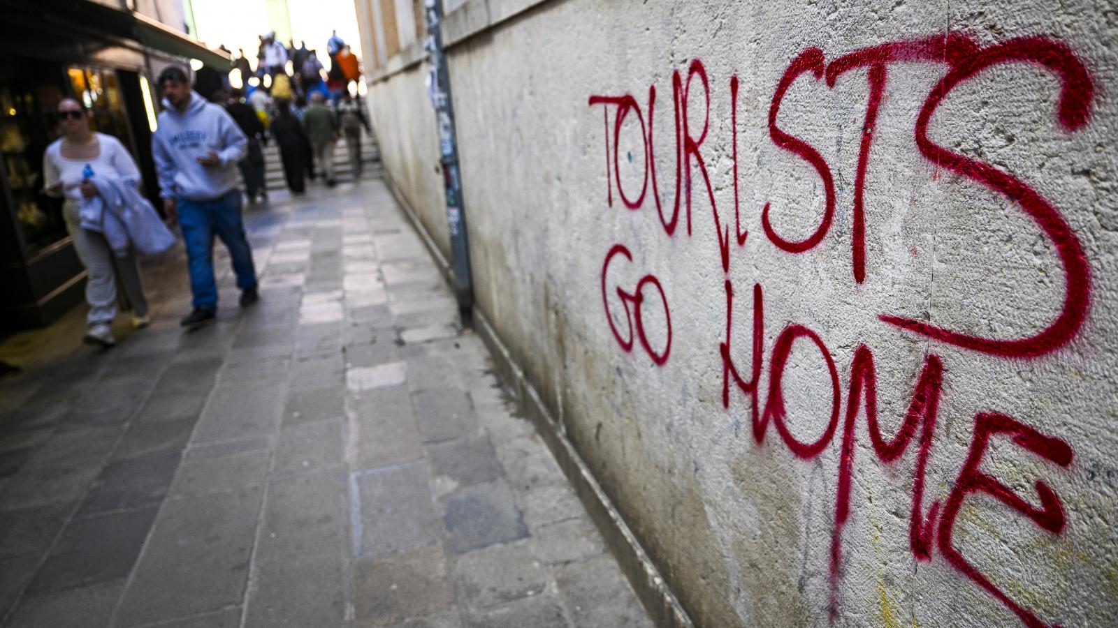 Nem mindenki vendégszerető Velencében. "Turisták menjetek haza", hirdeti a falfirka