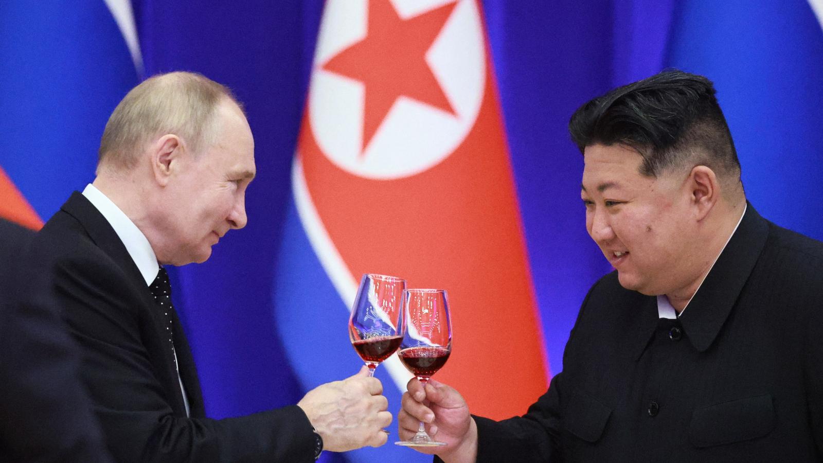  Vlagyimir Putyin orosz elnök és Kim Dzsongun észak-koreai vezető 2024 júniusában Phenjanban átfogó stratégiai partnerségi megállapodást írt alá.