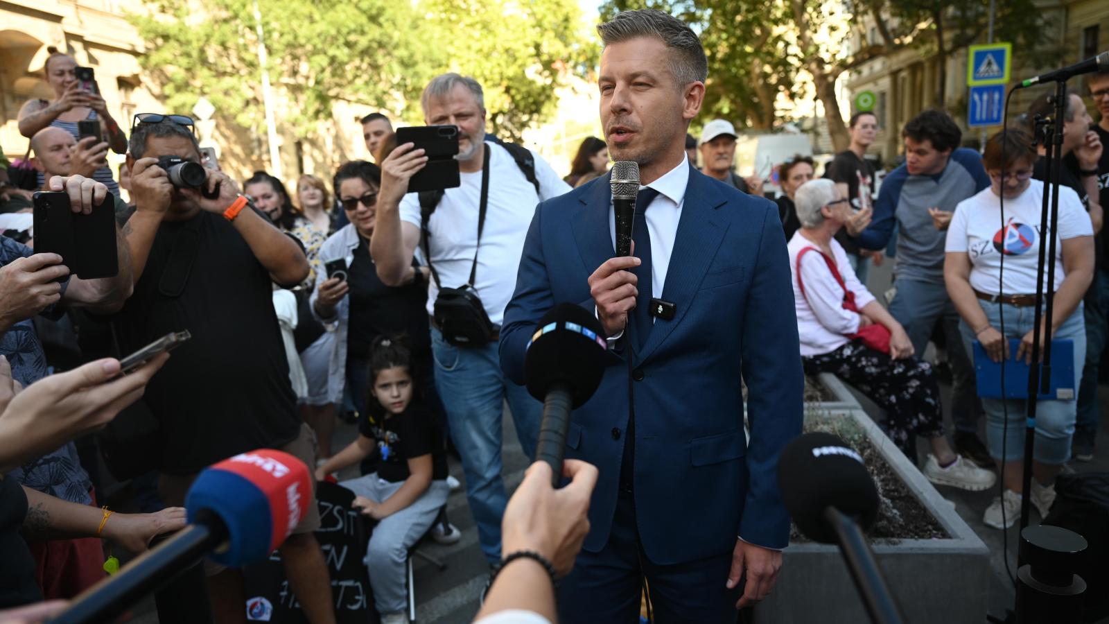 Magyar Péter miniszterelnök (k) a Szociális Ágazatban Dolgozók Szakszervezetének (SZÁD), Azonnali, 25 százalékos bérkorrekciót a szociális ágazatban! címmel rendezett demonstrációján a Parlamenttel szembeni Alkotmány utcában 2026. szeptember 18-án