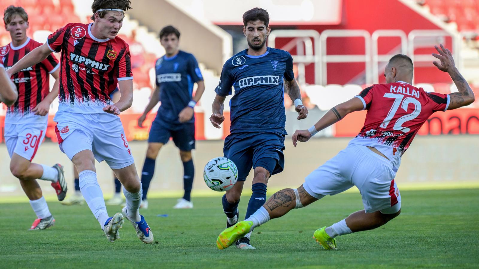 José Calderón, a Zalaegerszeg (k), valamint Somogyi Ádám (b) és Kállai Kevin, a Kispest-Honvéd játékosai a labdarúgó OTP Bank Liga 6. fordulójában játszott Kispest-Honvéd FC - Zalaegerszegi TE FC mérkőzésen a Bozsik Arénában 2026. augusztus 29-én