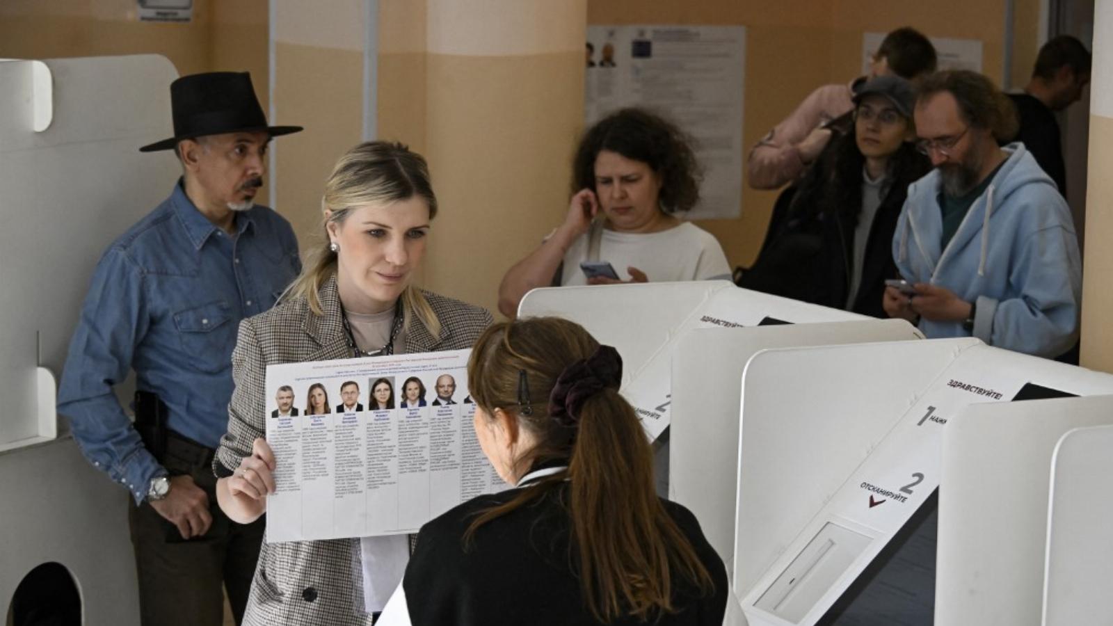 Szavazás Moszkva egyik szavazókörében. A kívánt eredmény bebiztosítására az orosz hatóságok eltiltották a listaállítástól a háborúellenes kampányt hirdető liberális Jabloko pártot.