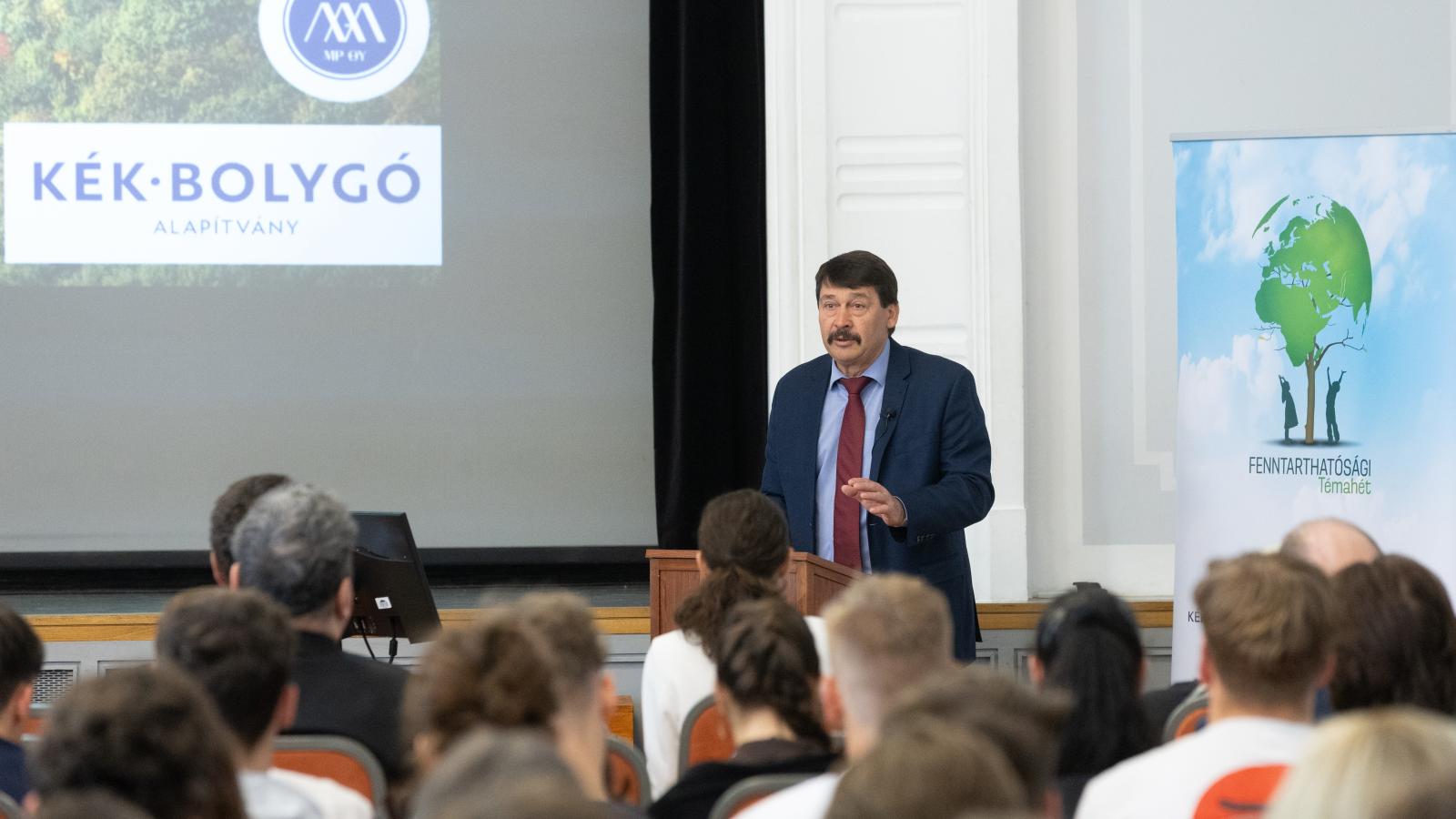 Áder János volt köztársasági elnök, a Kék Bolygó Klímavédelmi Alapítvány kuratóriumi elnöke 2026. április 2-án