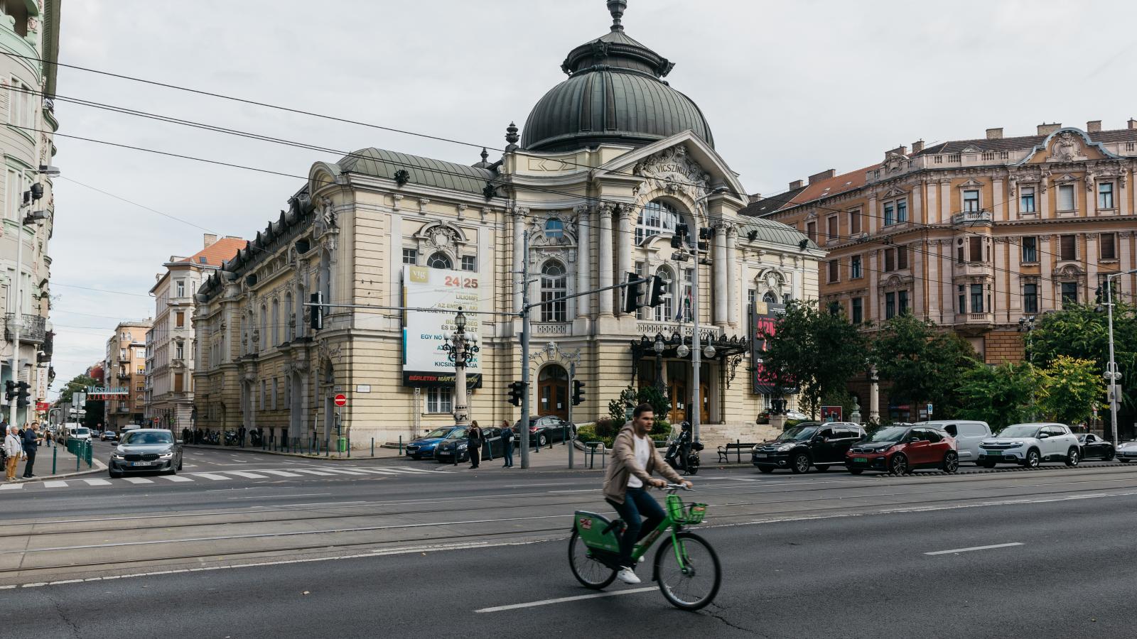 A támadás helyszíne. Már nincsen olyan nyomozati cselekmény ami miatt bent kellett volna tartani a brit fiatalt a fogdán