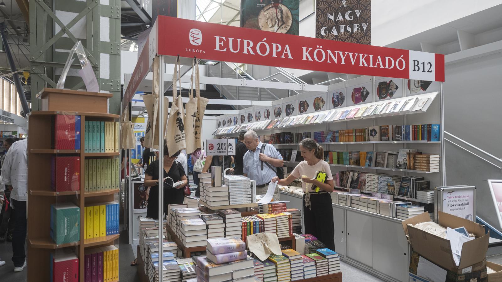 Az Európa Könyvkiadó standján dedikál Rónay Tamás, lapunk munkatársa is