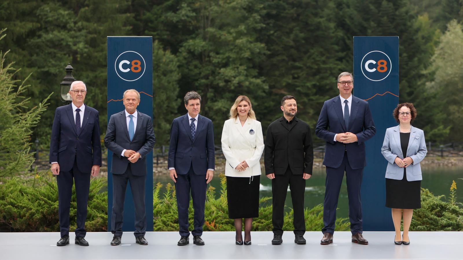 Jiří Drahoš, a Cseh Köztársaság alelnöke, Donald Tusk lengyel miniszterelnök, Nicușor Dan román elnök, Olena Zelenszka ukrán first lady, Volodimir Zelenszkij ukrán elnök, Aleksandar Vučić szerb elnök és Christine Schwarz-Fuchs, az osztrák Tanács elnöke