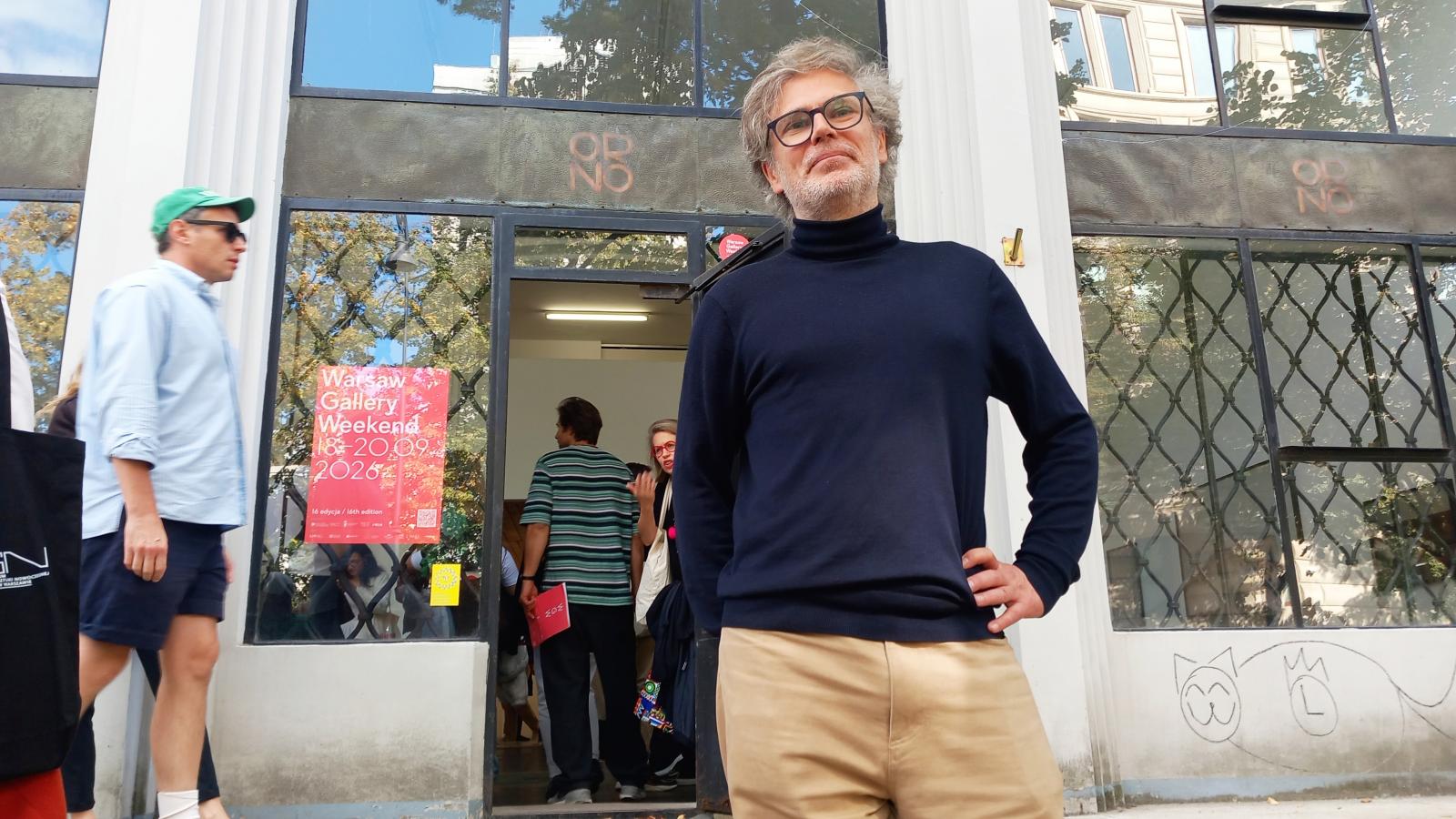 Łukasz Gorczyca a varsói Raster Gallery előtt a Warsaw Gallery Weekenden