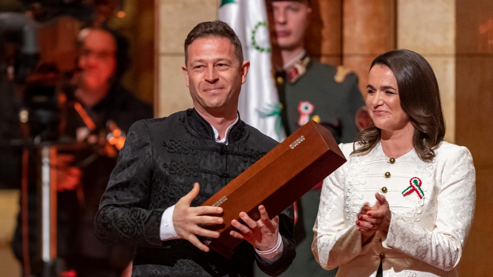 Orbán János Dénes átveszi Kossuth-díját Novák Katalintól 2023. március 14-én