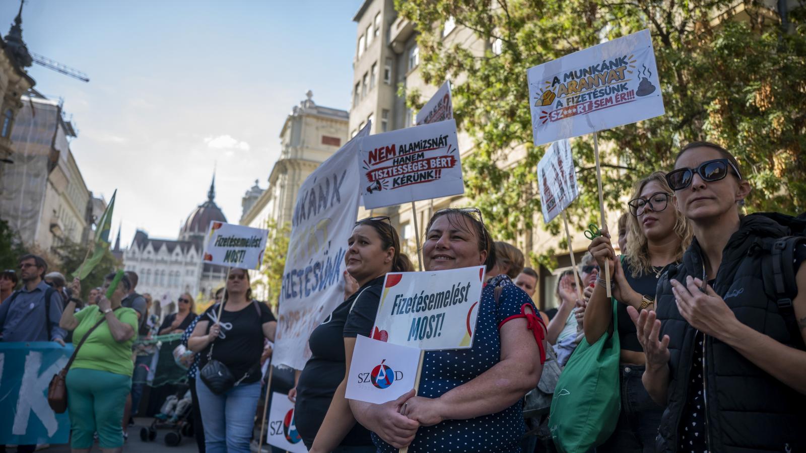 Magyar Péter miniszterelnök átvette a szociális ágazatban dolgozók követeléseit és azt mondta, „tudjuk, hogy még egy 25 százalékos béremelés sem jelent érdemi és valós bérfelzárkóztatást pontosan a szociális szektorban”