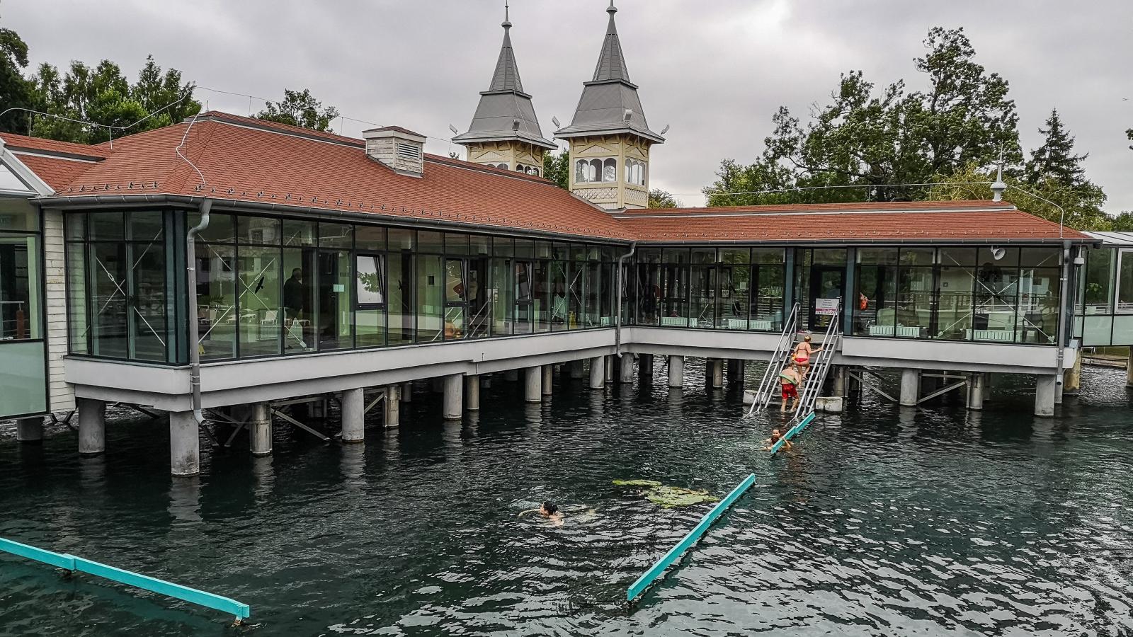 Emberek fürdőznek a hévízi termálfürdőben