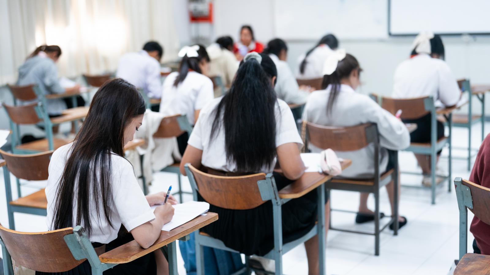 Nyugati neves iskolákban is sok helyen kötelező az egyenruha, de térségünkben a kommunizmus szellemét idézi. Szakértők szerint pedig nem az egyenruha fogja orvosolni az oktatás problémáit