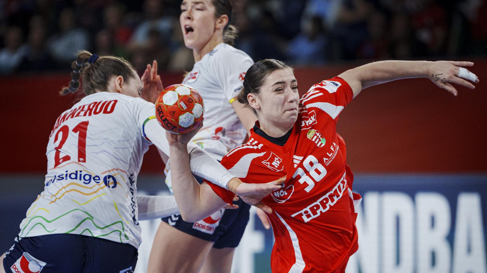 Vámos Petra és a norvég Ingvild Bakkerud küzdelme a magyar-norvég Eb-meccsen, amelyet az északiak nyertek