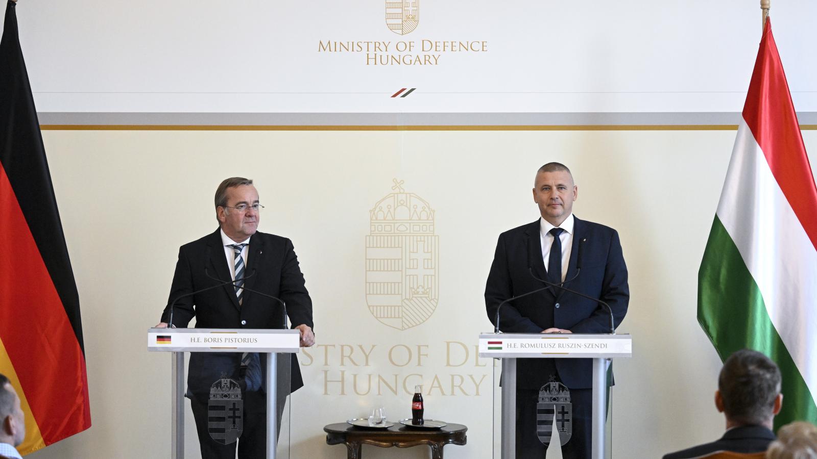 Ruszin-Szendi Romulusz honvédelmi miniszter (j) és Boris Pistorius német védelmi miniszter sajtótájékoztatót tart a Stefánia Palotában 2026. szeptember 25-én