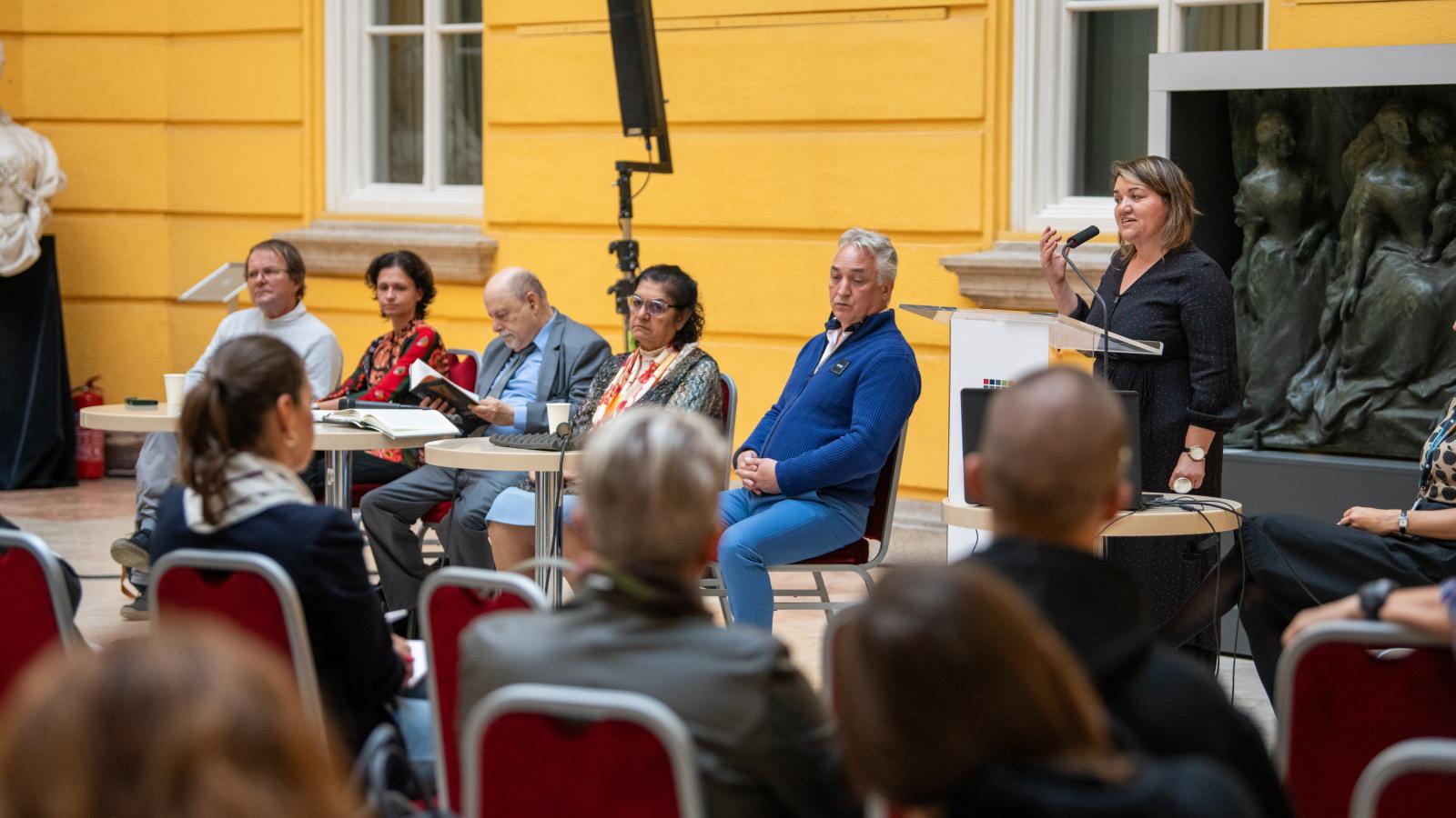 Vitafórum a "roma ellenállás napjáról". Pótó János, Herfort Marietta, Bársony János, Daróczi Ágnes, Molnár István Gábor,  Kóczé Angéla