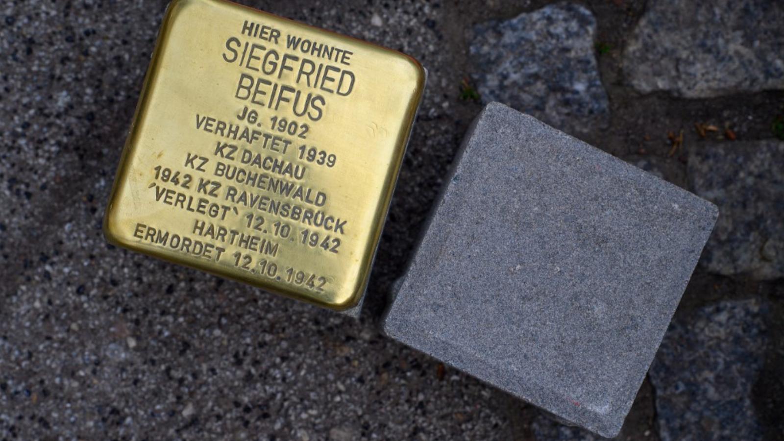 A botlatókövek (németül: Stolpersteine) a nemzetiszocializmus áldozatai előtt tisztelgő, macskakőre rögzített 10×10 centiméteres réz emléktáblák, amelyeket az áldozatok egykori lakhelye előtt helyeznek el a járdába süllyesztve.