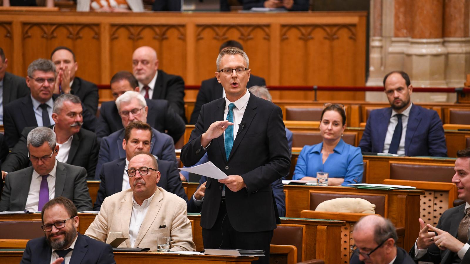 Rétvári Bence az Országgyűlés rendkívüli ülésén augusztus 10-én