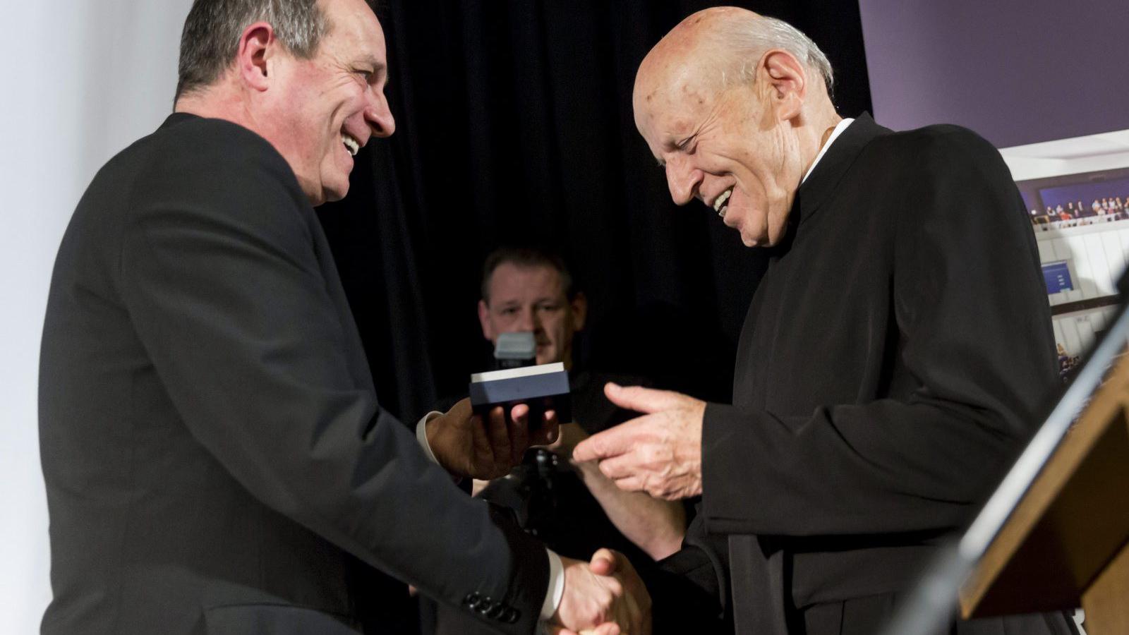 Hölvényi György európai parlamenti képviselő adta át az Európai Polgári Díjat Kerényi Lajos piarista szerzetesnek. MTI Fotó: Moh