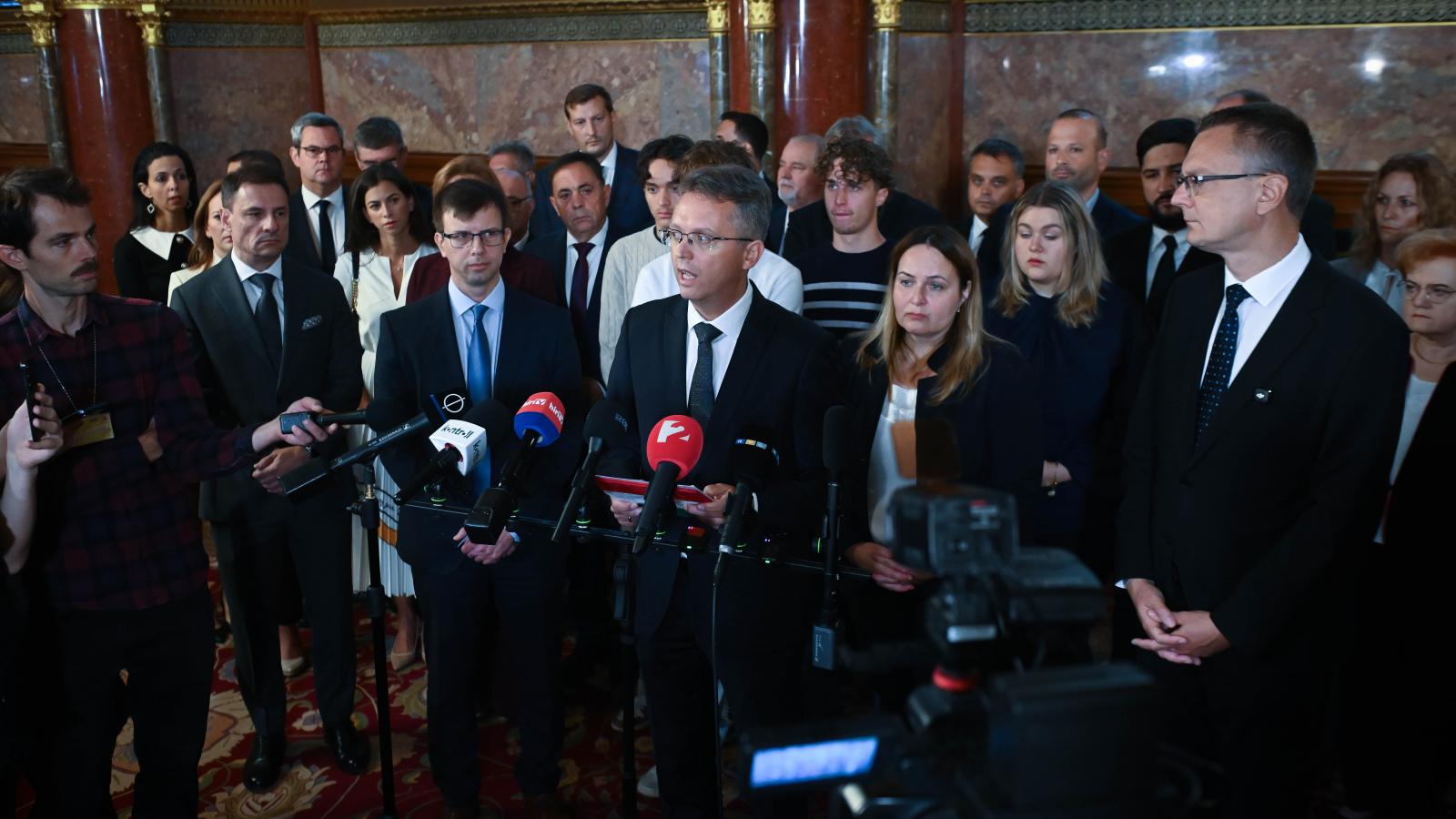  Hankó Balázs a parlamentben 2026. szeptember 28-án családjával és a Fidesz frakcióval. Áldozatként kezelik.