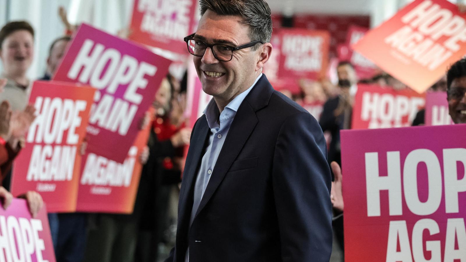 A Munkáspárt liverpooli konferenciáján Andy Burnham bejelentette a nyugdíjpolitika módosítását, ígéretet tett egy állami gondozási szolgálat kiépítésére és az energetikai költségek csökkentésére
