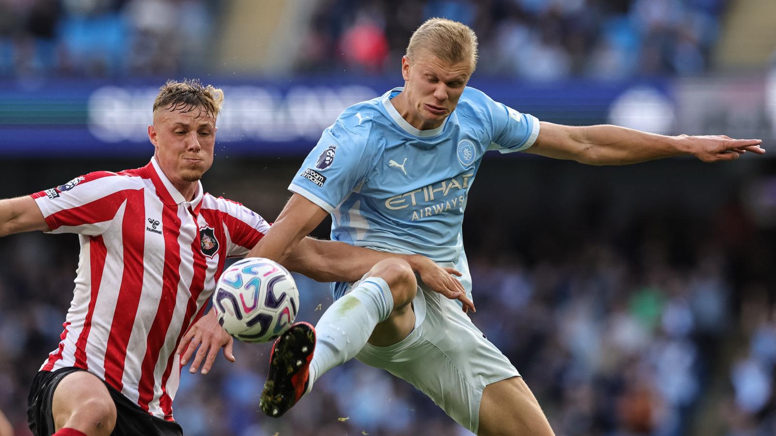 A Manchester City játékosa, Erling Haaland tartja távol magától a Sunderland játékosát, Daniel Ballardot a két csapat Premier League-mérkőzésén az Etihad Stadionban 2026. szeptember 20
