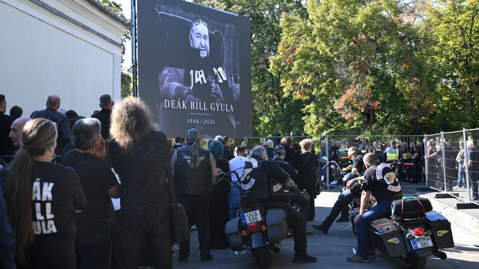 Megemlékezők Deák Bill Gyula énekes, előadóművész temetési szertartásán az Új Köztemetőben 2026. október 30-án
