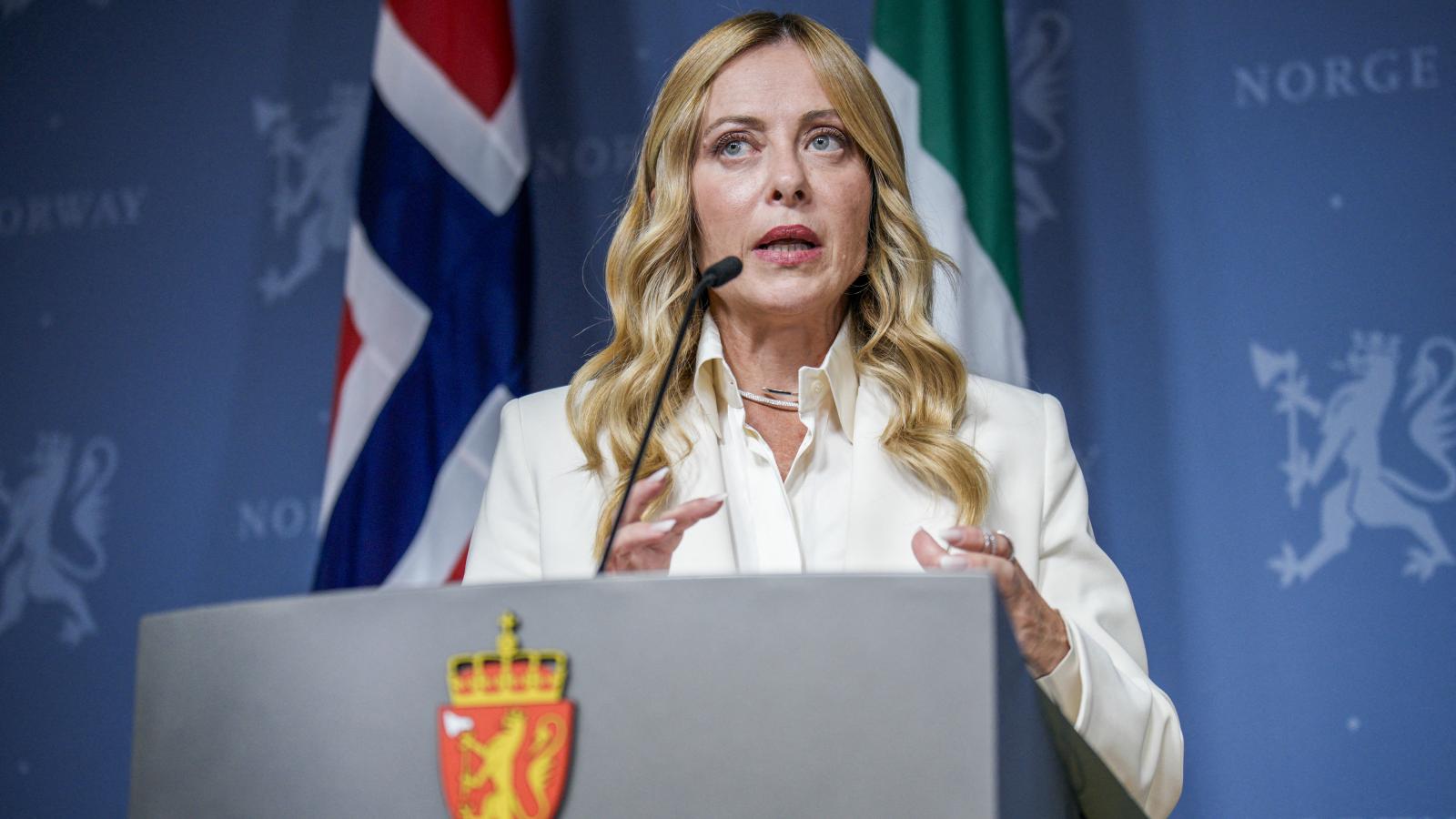 Giorgia Meloni igyekszik előremenekülni azzal, hogy a legszélsőségesebb választóknak tesz gesztusokat, ezzel azonban saját kormányát is megosztja