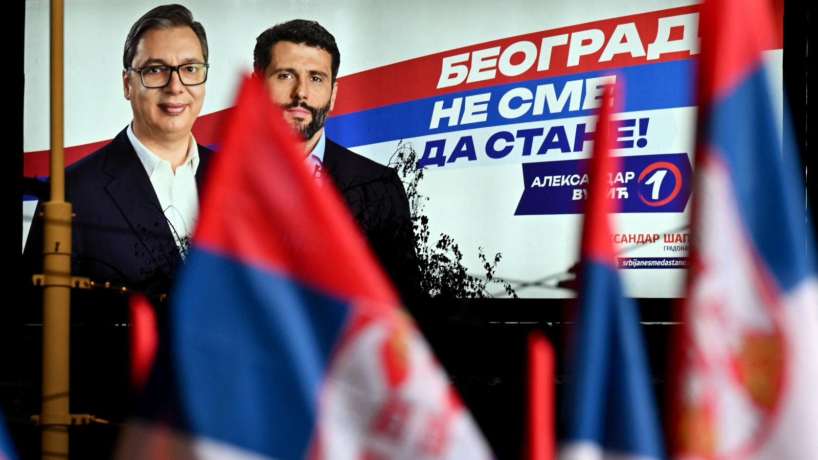 Vucic és Sapic közös kampányfotón Belgrádban