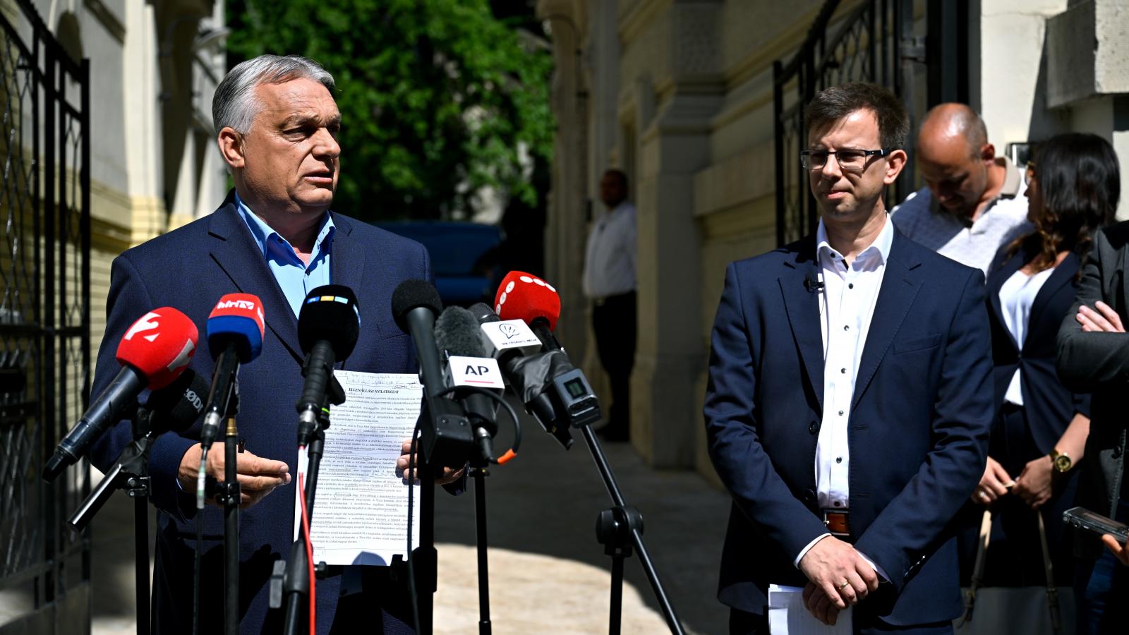 Sajtótájékoztató a székház előtt. Azért ott, mert a szerverekhez július óta nem férnek hozzá