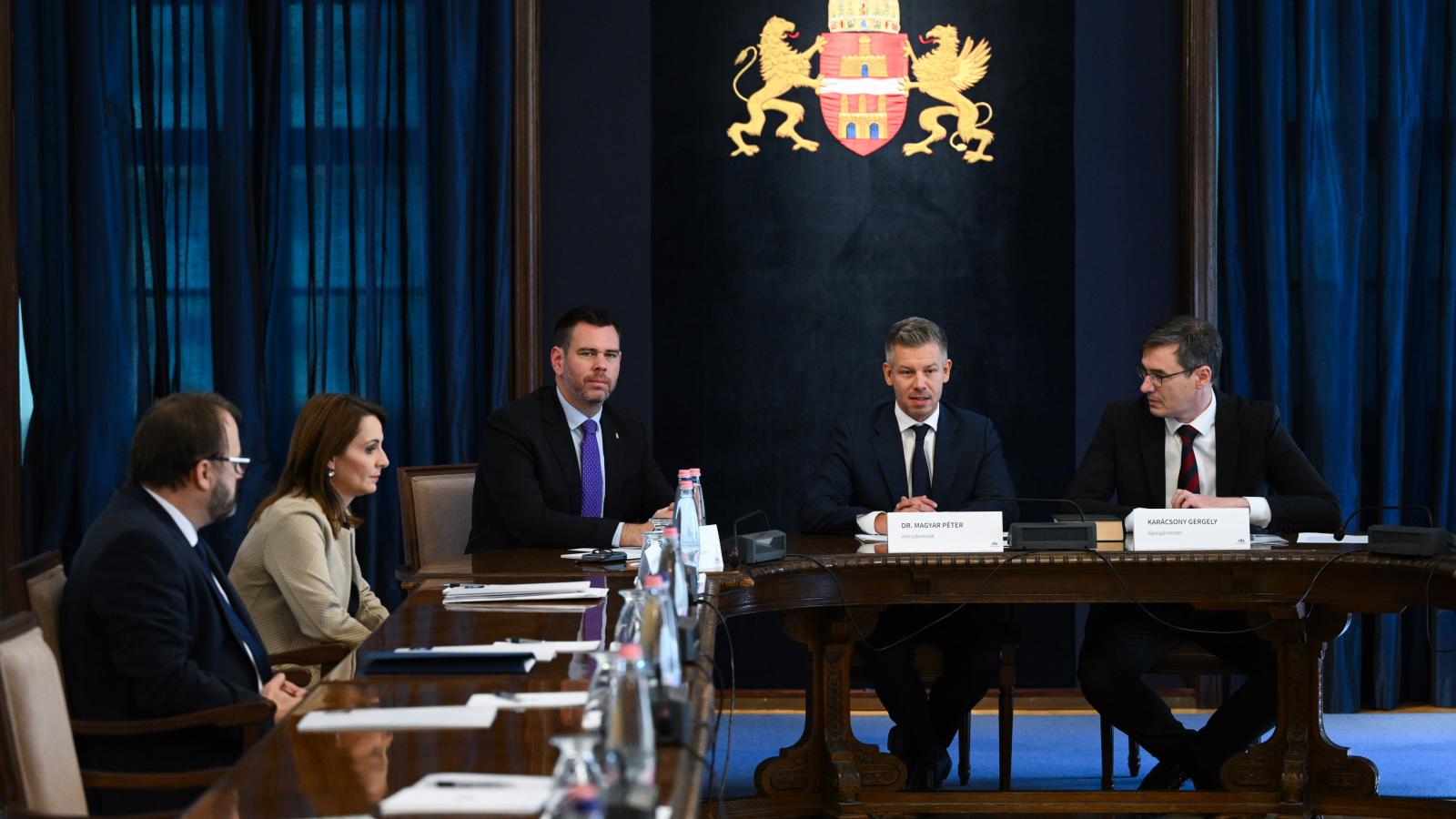 Kármán András pénzügyminiszter, Lőrincz Viktória vidék- és településfejlesztési miniszter, Vitézy Dávid közlekedési és beruházási miniszter, Magyar Péter miniszterelnök és Karácsony Gergely főpolgármester (b-j) a Fővárosi Közfejlesztések Tanácsának ülésén