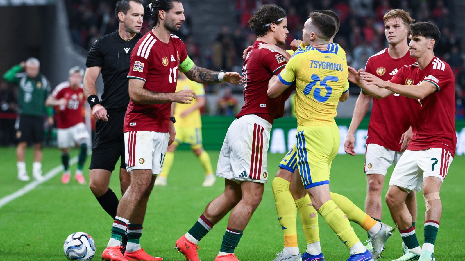 Kerkez Milos és az ukrán Viktor Cigankov a labdarúgó UEFA Nemzetek Ligája Magyarország - Ukrajna nyitómérkőzésén