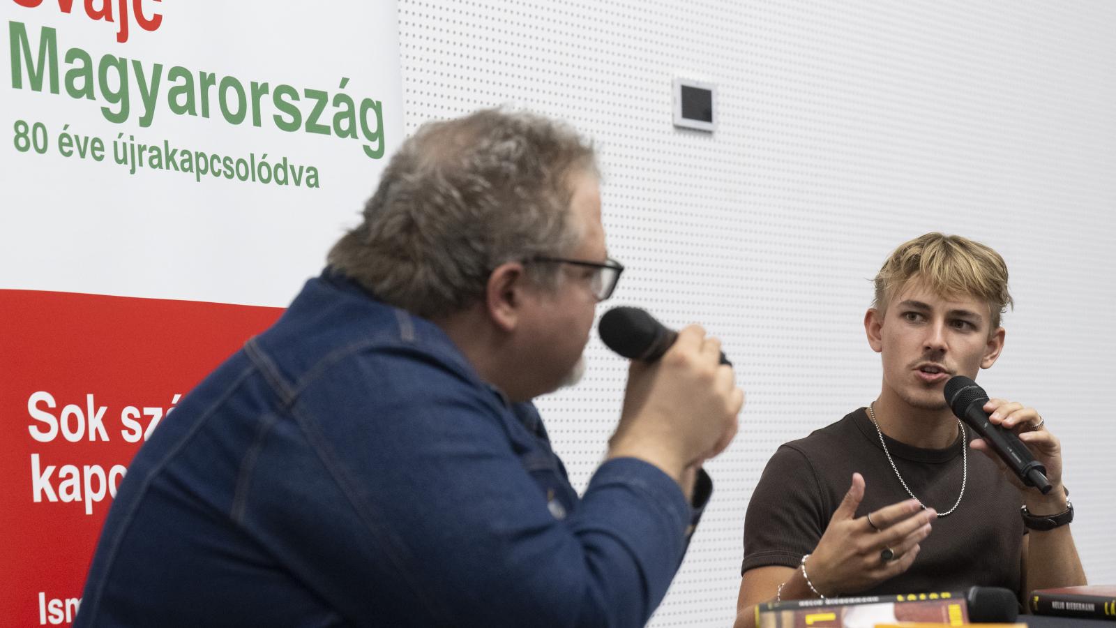 Nelio Biedermann a Lázár című könyvének a bemutatóján