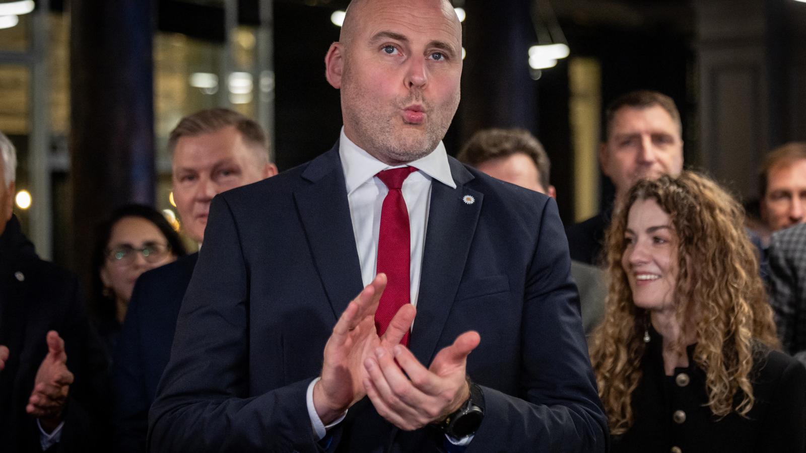 Andris Kulbergs miniszterelnök pártja fölényesen győzött, de koalícióra kényszerül