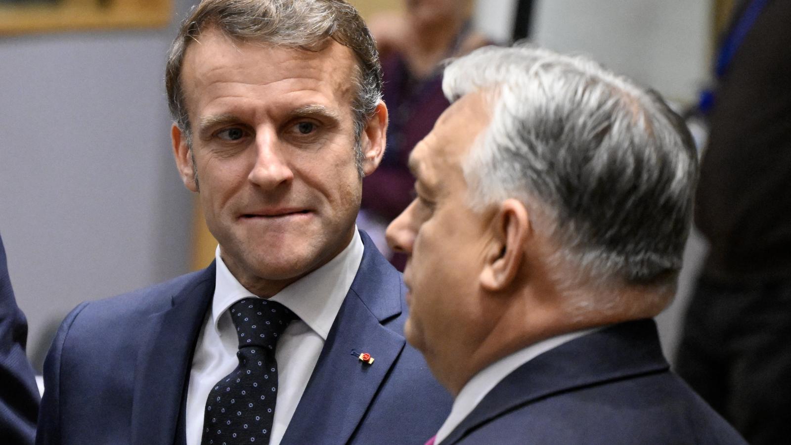 Emmanuel Macron francia elnök Orbán Viktorral a 2025. december 18-i EU-csúcson