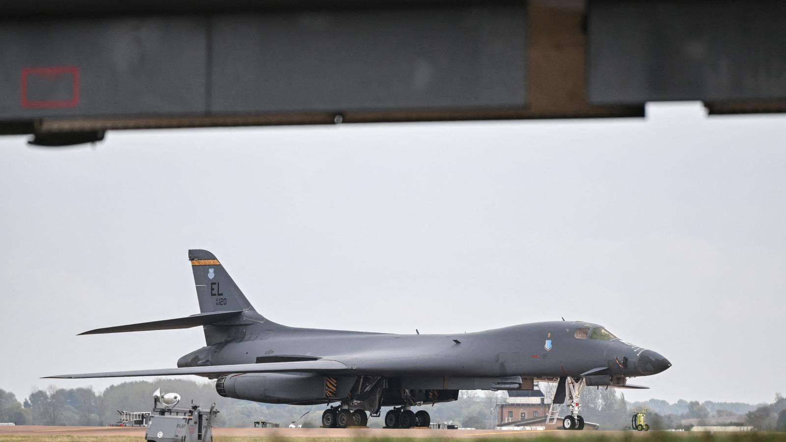 Egy amerikai B-1 Lancer nehézbombázó még 2026. szeptember 27-én a RAF Fairford légitámaszponton