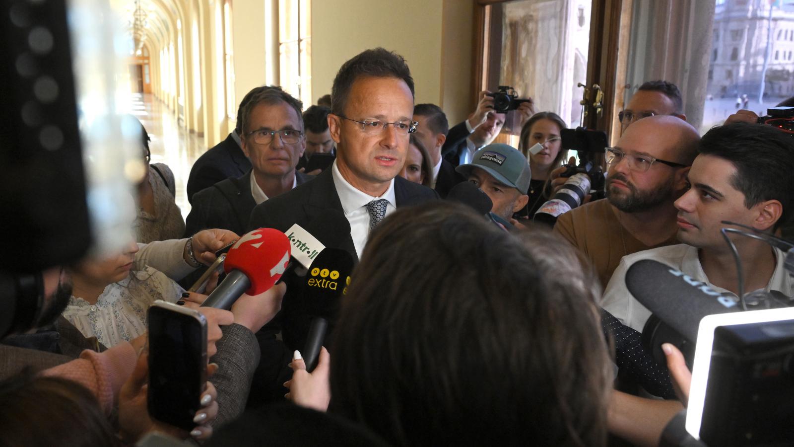 Szijjártó Péter volt külgazdasági és külügyminiszter meghallgatására érkezik az Országgyűlés nemzetbiztonsági bizottságának zárt ülésére az Országházban 2026. október 5-én