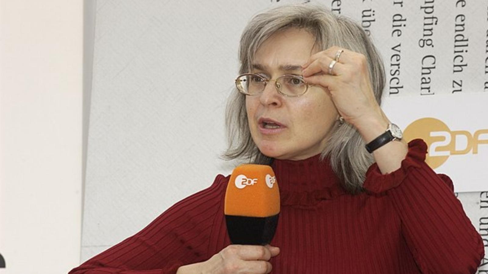 Anna Politkovszkaját, a Novaja Gazeta oknyomozó újságíróját 2006. október 7-én, Vlagyimir Putyin elnök születésnapján, moszkvai otthona liftjében több lövéssel gyakorlatilag kivégezték.