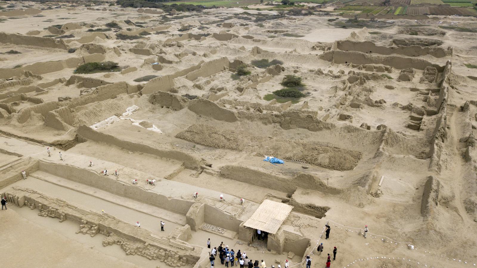 Chan Chan vályogból épült palotaegyüttese Peru északi partvidékén. Az ősi falakat a heves esőzések és az áradások is veszélyeztetik.
