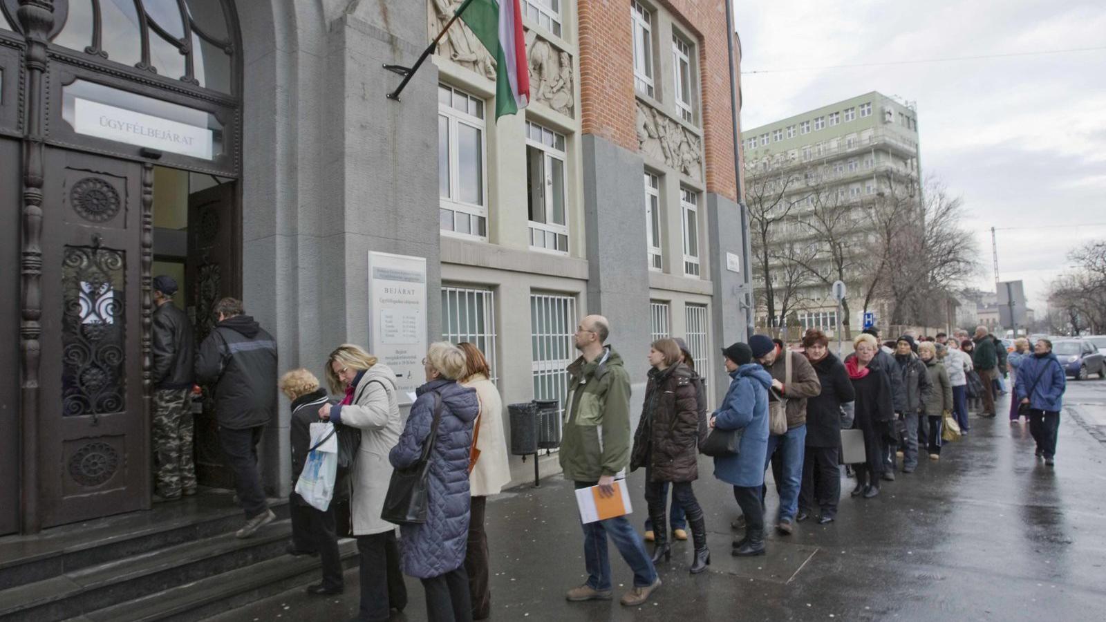 Sorban állás tavaly év elején – a kötelező pénztárakban a kormányzati zsarolás ellenére is sokan maradtak volna FOTÓ: BIELIK IST