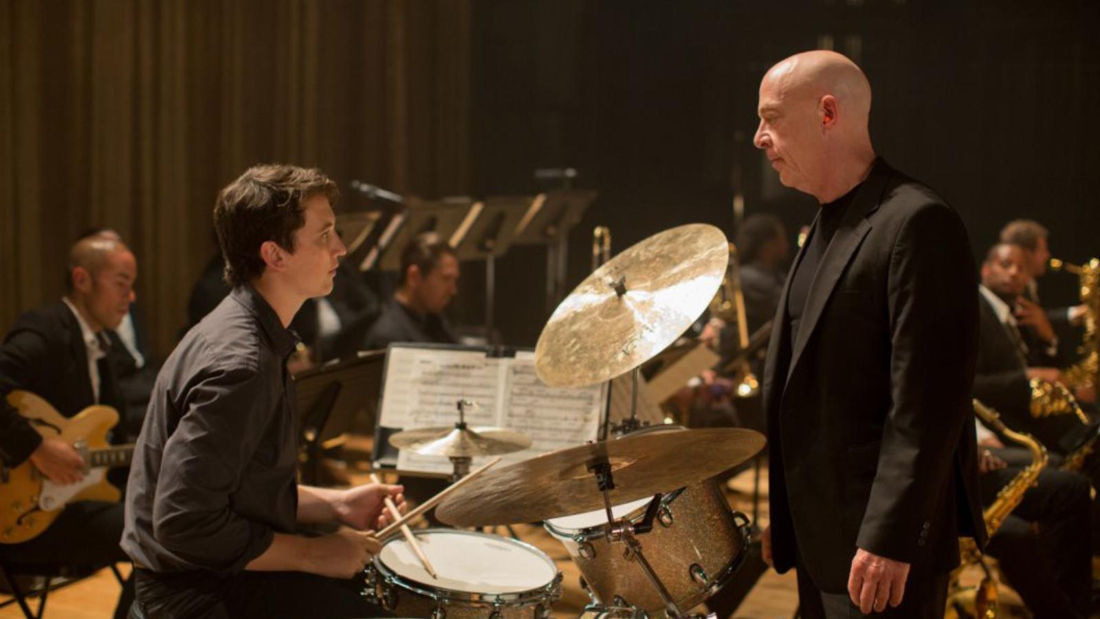 Miles Teller a doboknál és J. K. Simmons mint a konzervatórium könyörtelen ura a Whiplash című filmben FORRÁS: INTERCOM