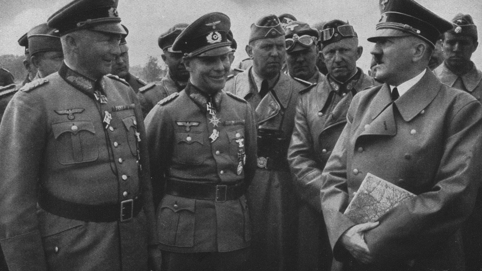 Tán csak nem Bata-cipő a lábukon....?  Adolf Hitler, Gunther von Kluge Wehrmacht tábornagy és  Erwin Rommel  1940-ben  Fotó Hult